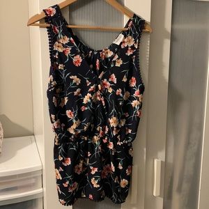 Floral top, size Medium